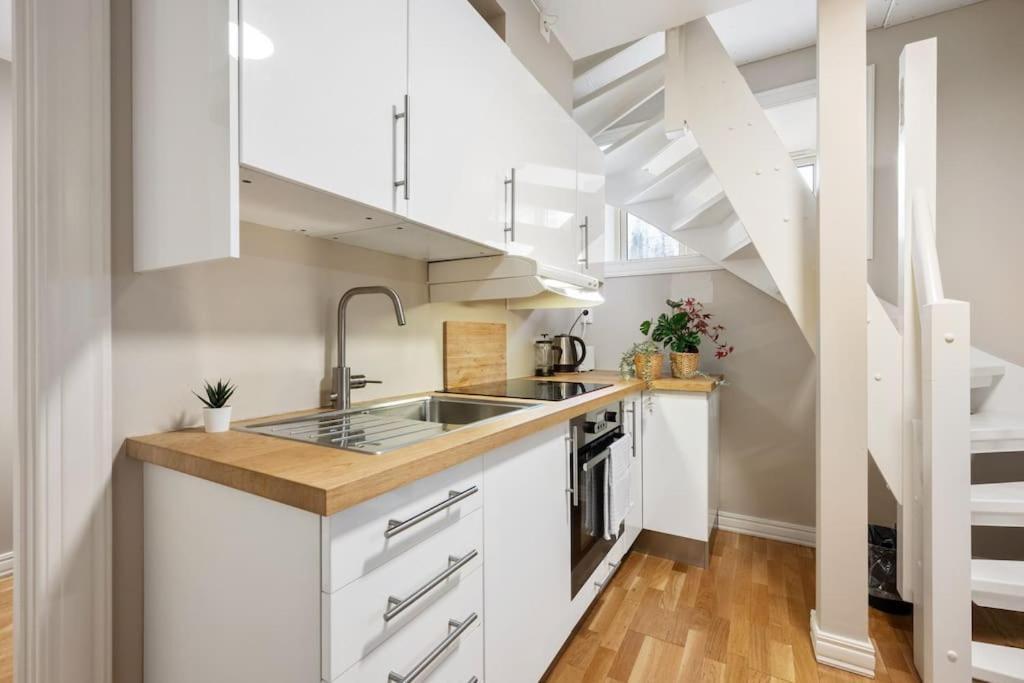 New! Modern City Apt: Central W/ Private Entrence Bergen Exterior photo