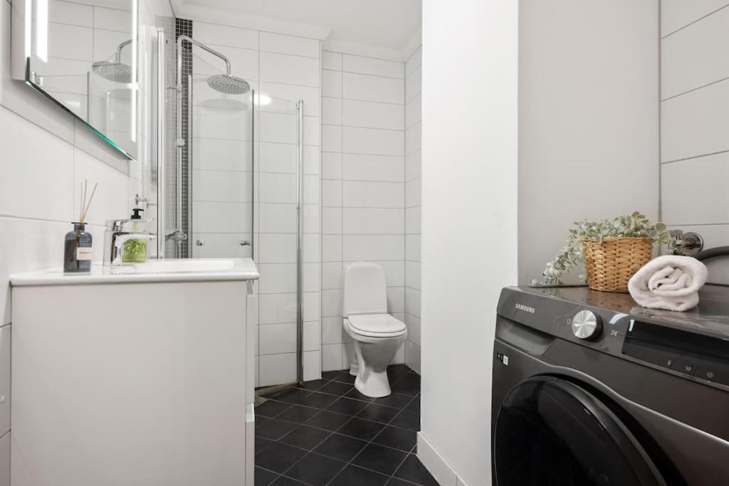New! Modern City Apt: Central W/ Private Entrence Bergen Exterior photo